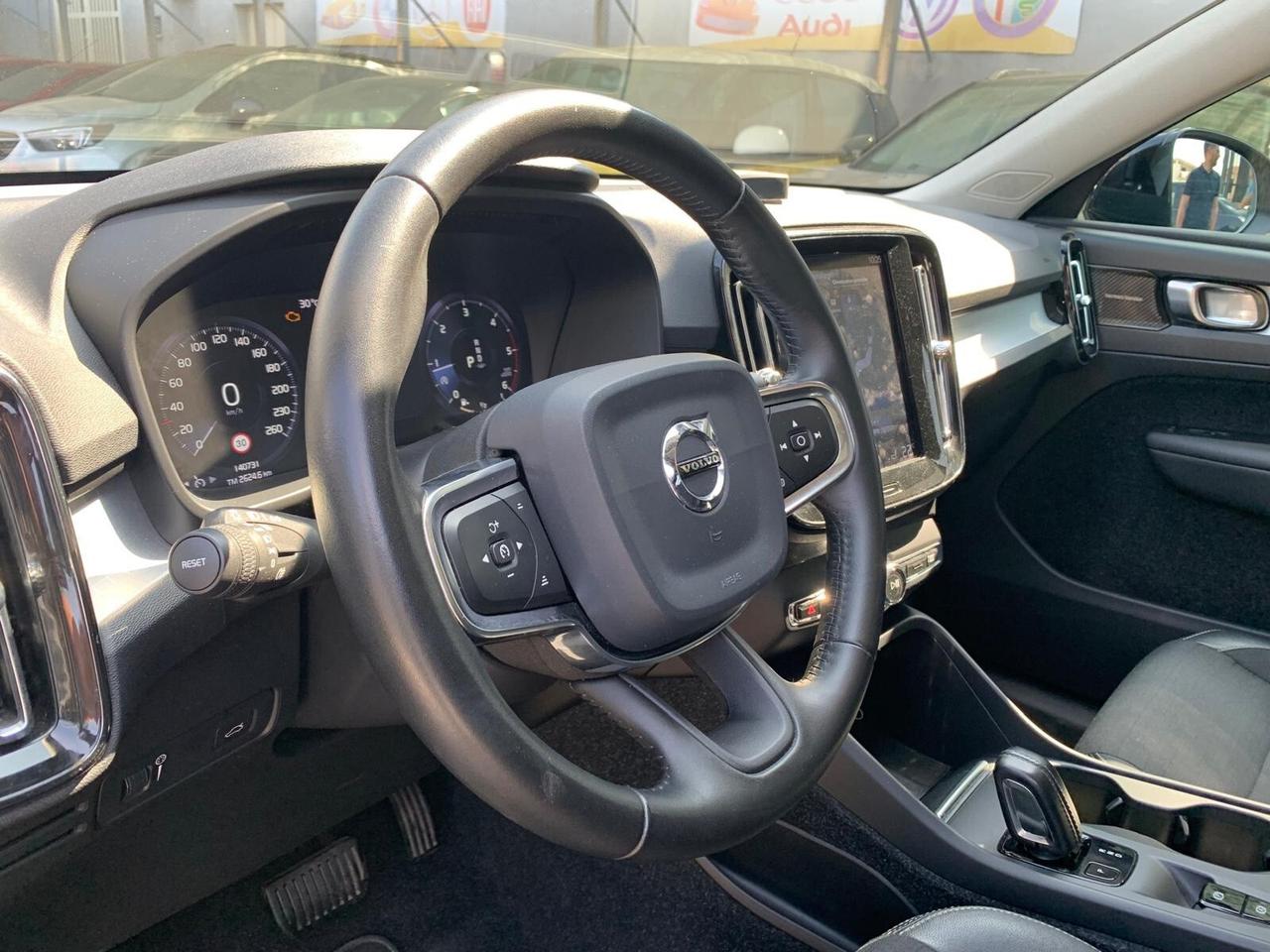 Volvo XC40 2.0 d3 Momentum Navi/Kamera/Tetto/Park/Pelle