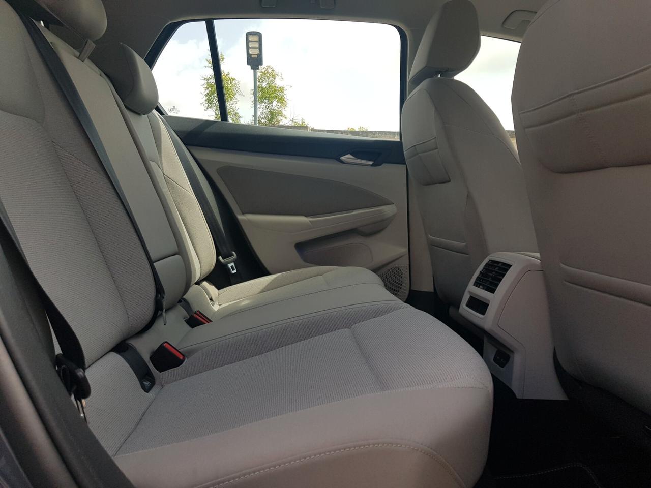 Volkswagen Golf VIII 2.0 TDI Life 115cv Navy Led Sensori a/p Cruise