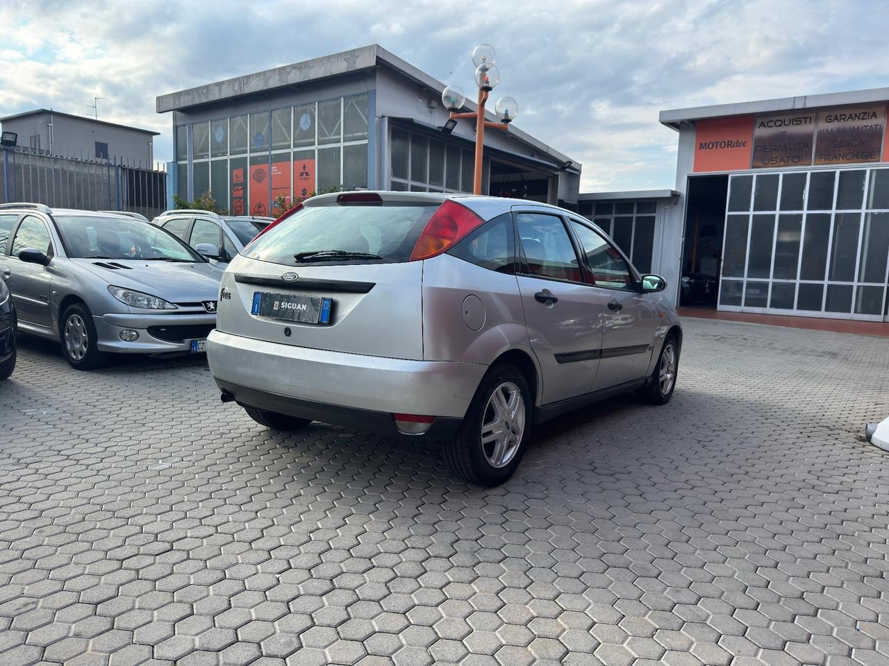 Ford Focus ADATTA A NEOPATENTATI 1.6i 16V cat 5p. Ghia
