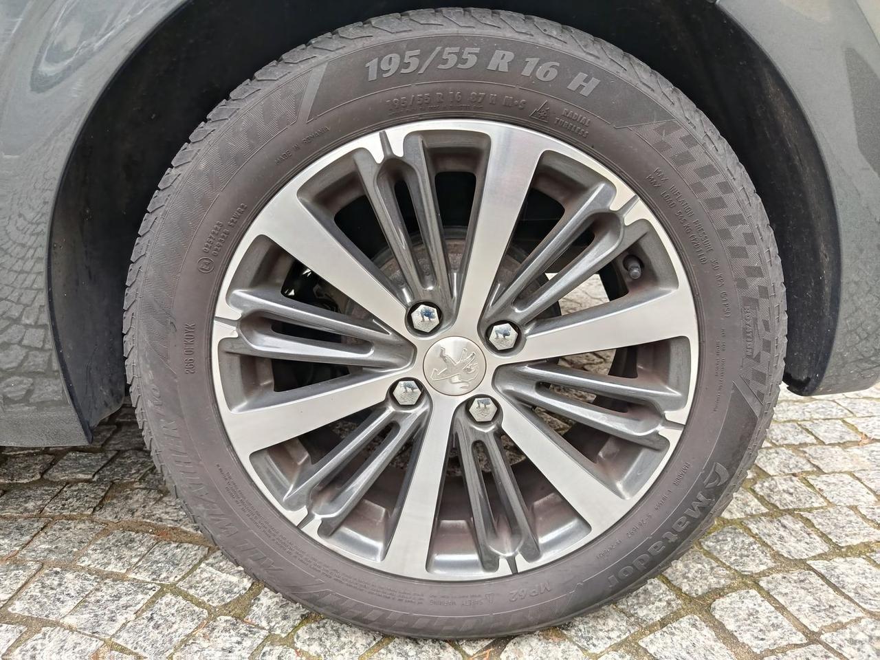 Peugeot 208 Allure 1.2 PureTech 82 #8383