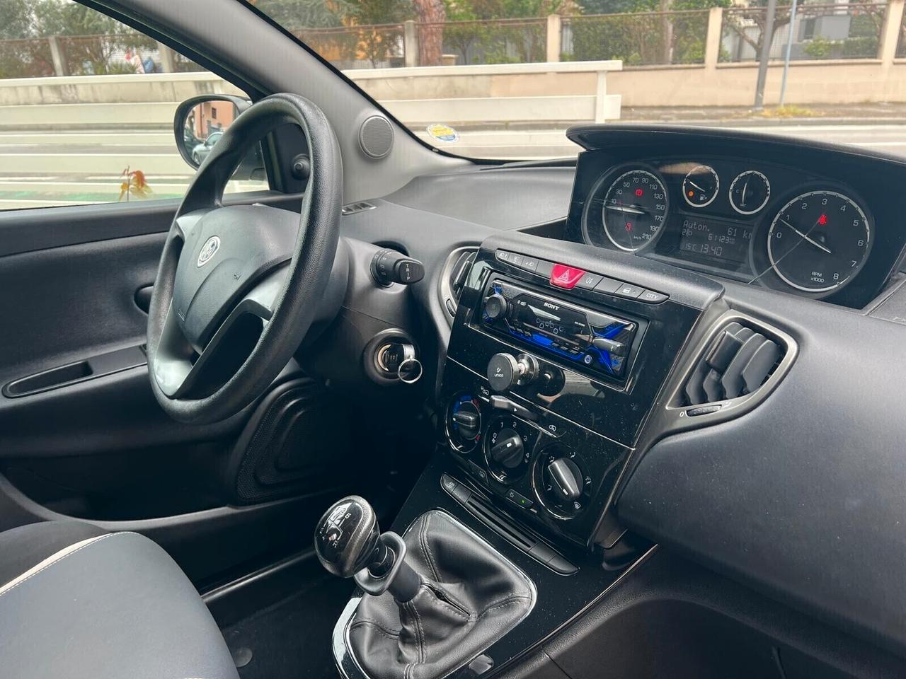 LANCIA YPSILON 1.2 69cv 5p SILVER UNICO PROP.