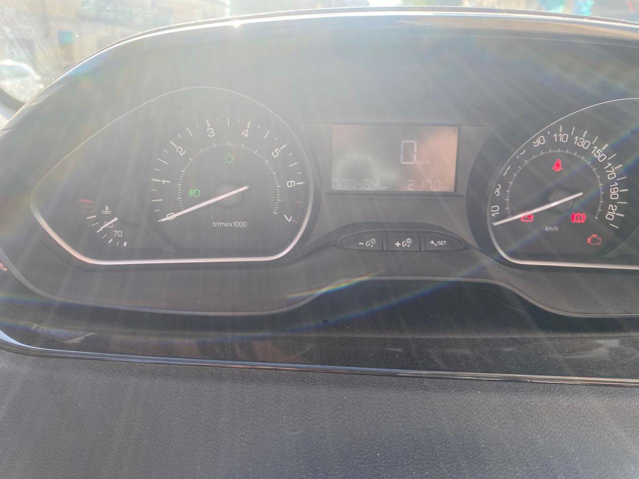 Peugeot 208 life #11893