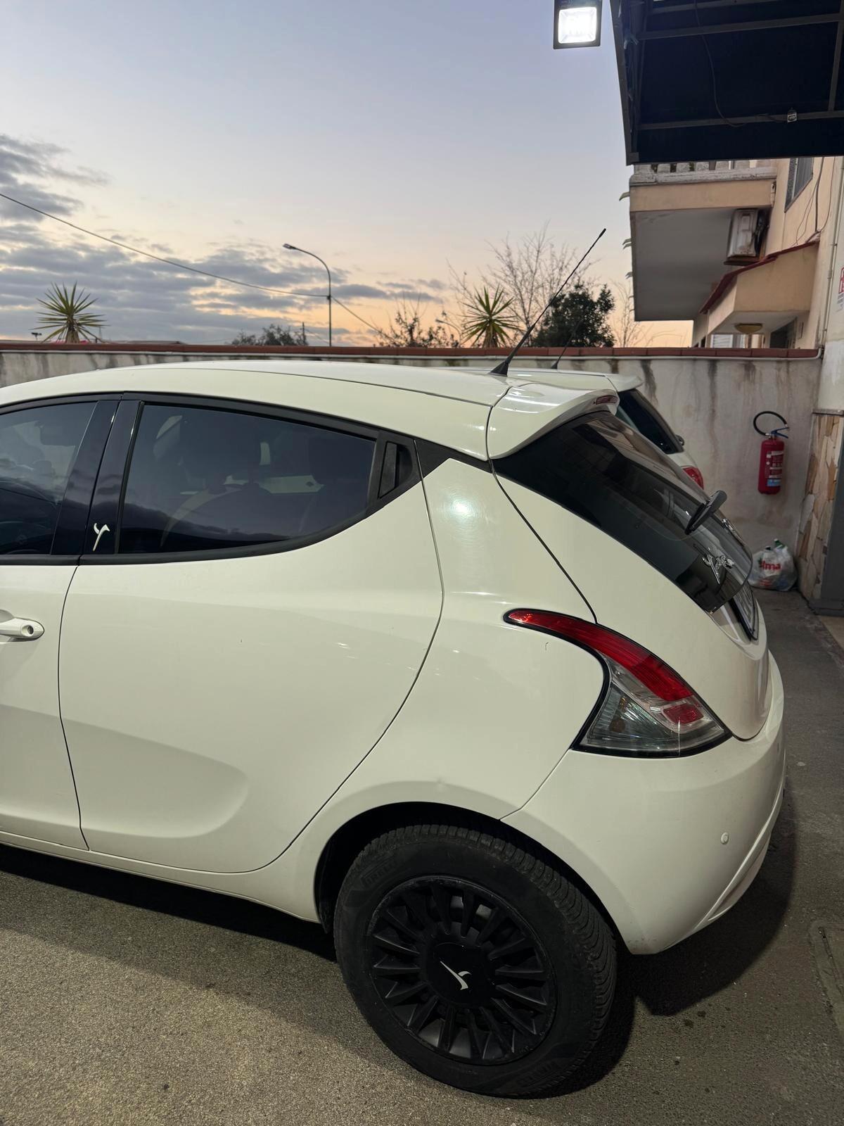 Lancia Ypsilon 0.9 TwinAir 85 CV 5 porte Metano Ecochic Gold