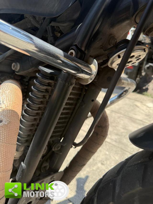 TRIUMPH Bonneville T100 black