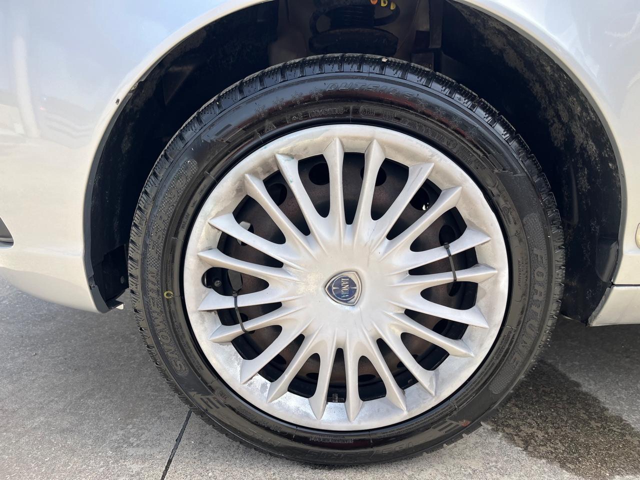 Lancia Ypsilon 1.2 69 CV Unyca