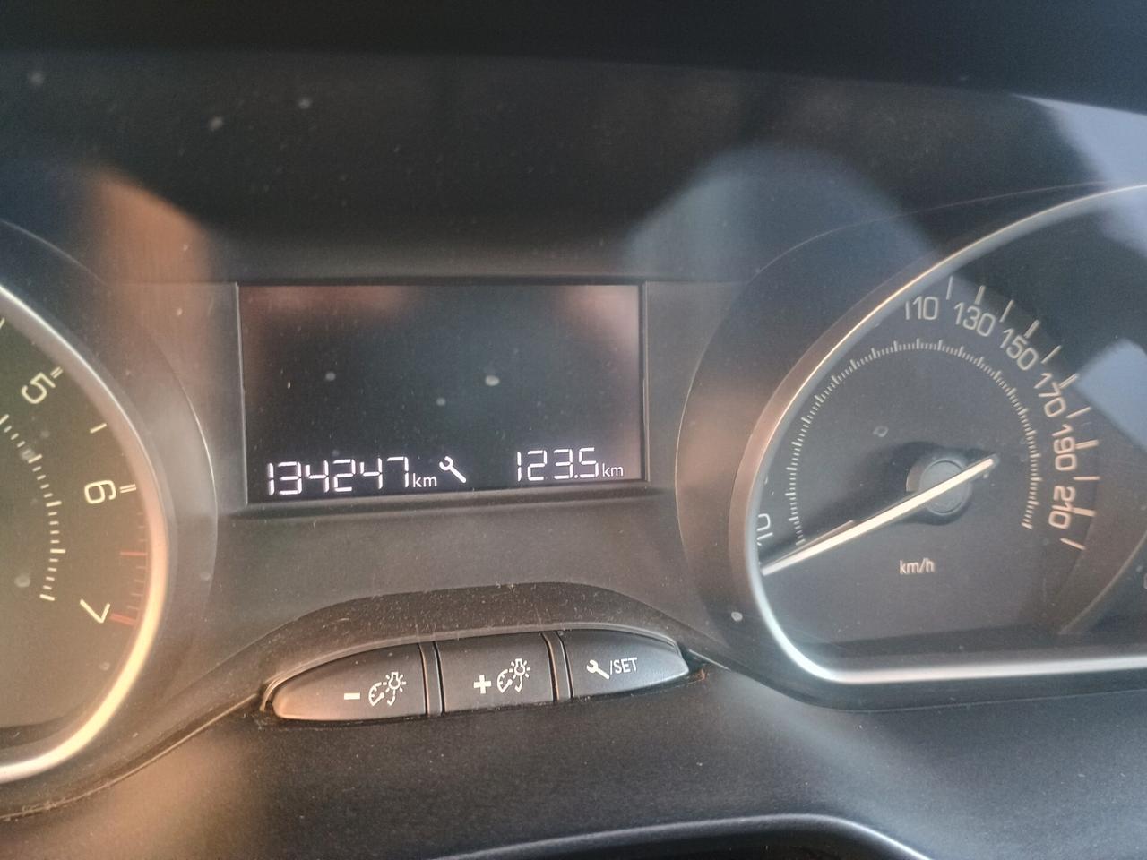 PEUGEOT 208 NEOPATENTATI