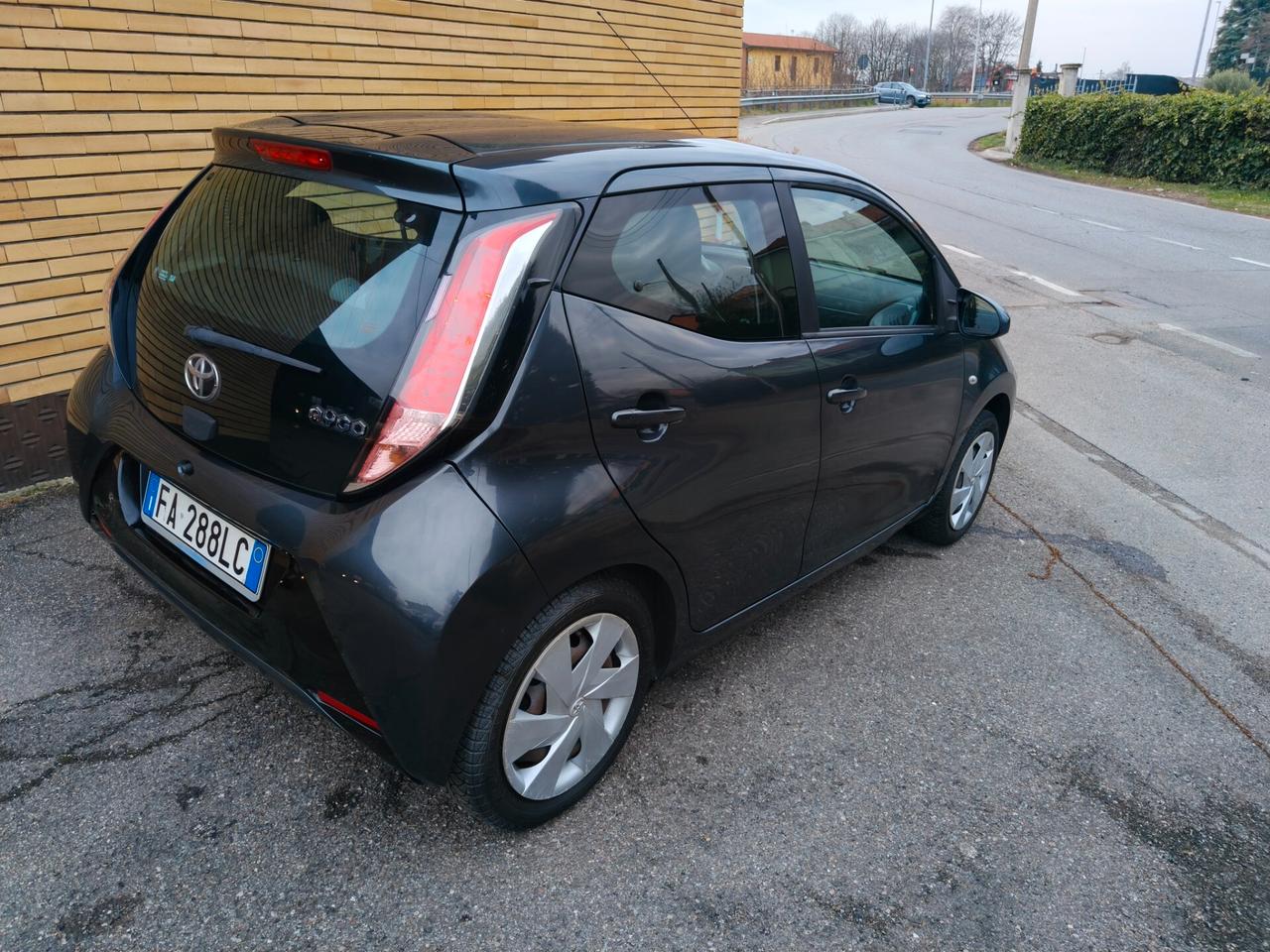 Toyota Aygo 1.0 VVT-i 69 CV 5 porte x-wave