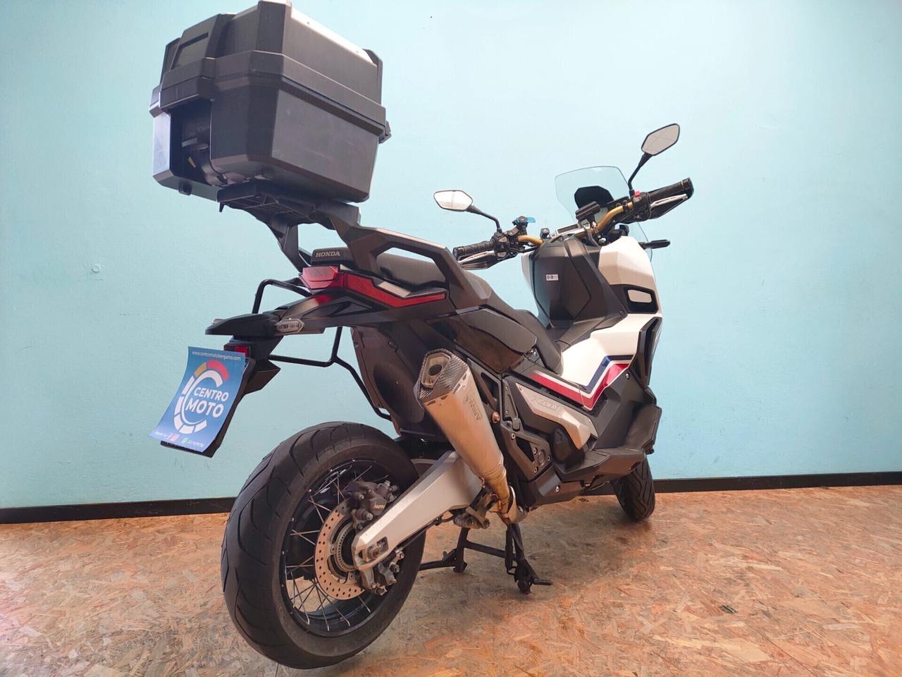 Honda X-ADV 750 con livrea Tricolour HRC