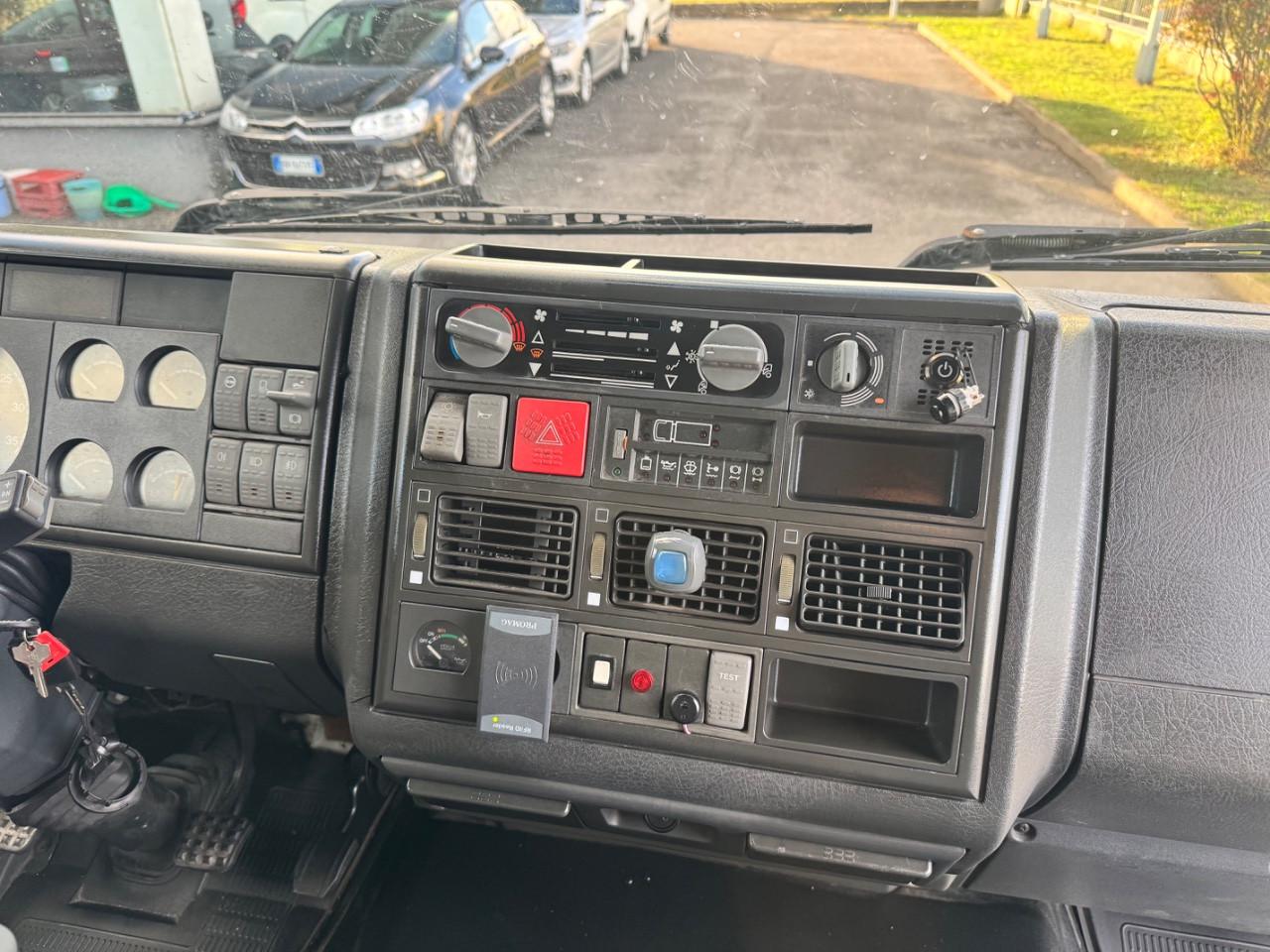 Iveco EUROCARGO 70Q SPONDA PEDANA IDRAULICA+PORTA LATERALE-6 CILINDRI-PORTATA 1800 KG