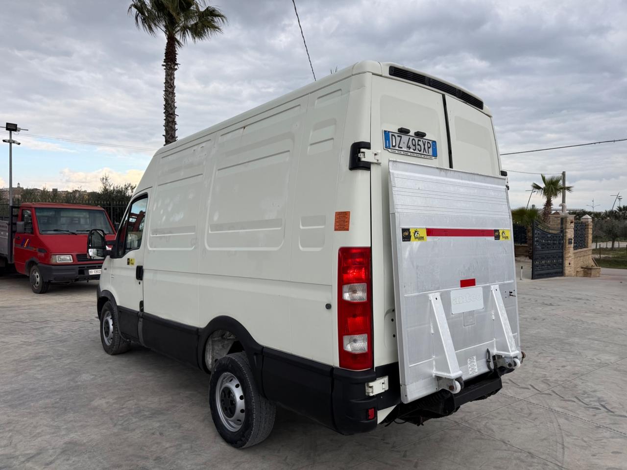 Trattore iveco Daily furgonato con sponda idraulica 10 quintali
