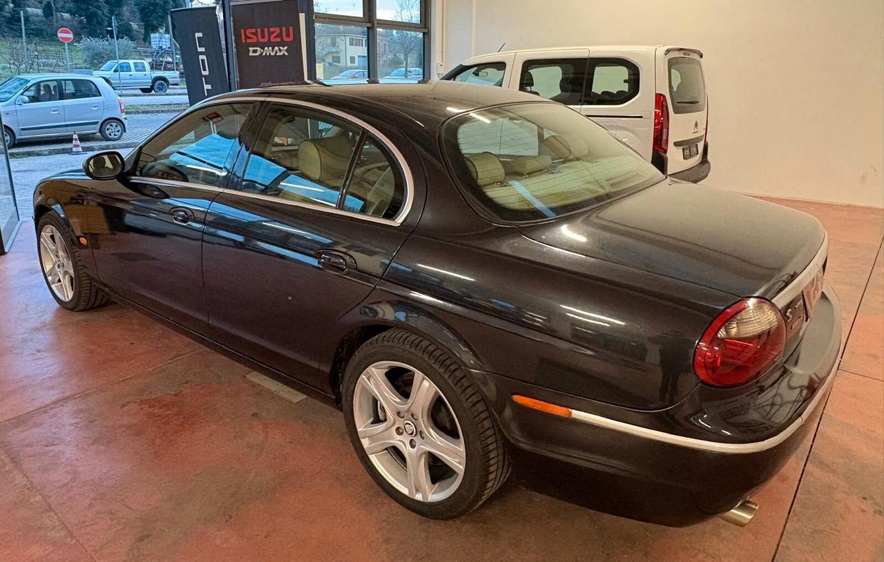JAGUAR S-TYPE CAMBIO AUT. .Diesel 2700 CV 207 con Km 156.642 certificati