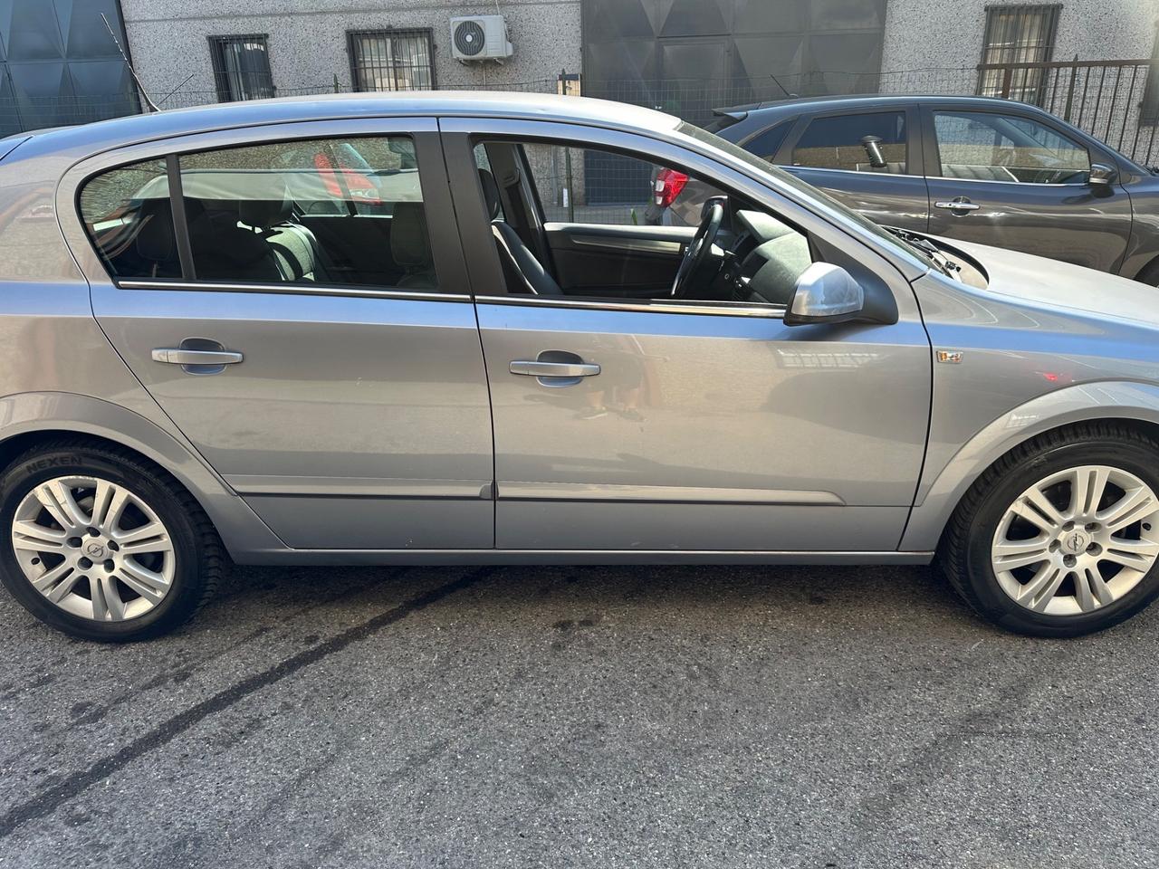 Opel Astra 1.6 16V VVT 5 porte Cosmo