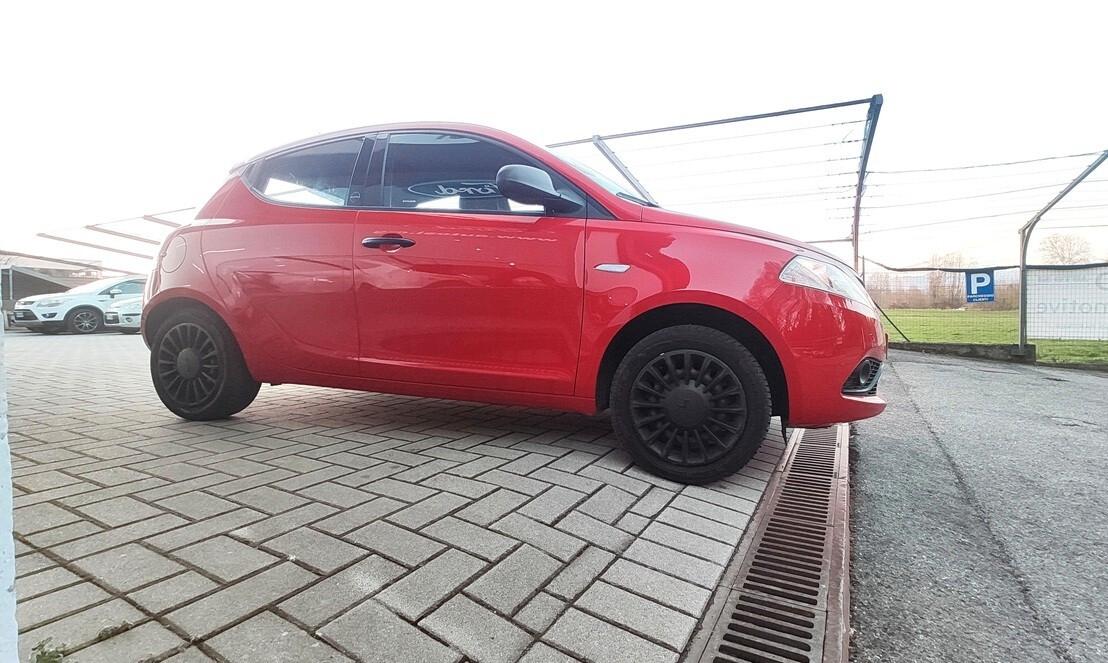 Lancia Ypsilon 1.0 FireFly 5 porte S&S Hybrid Ecochic Silver