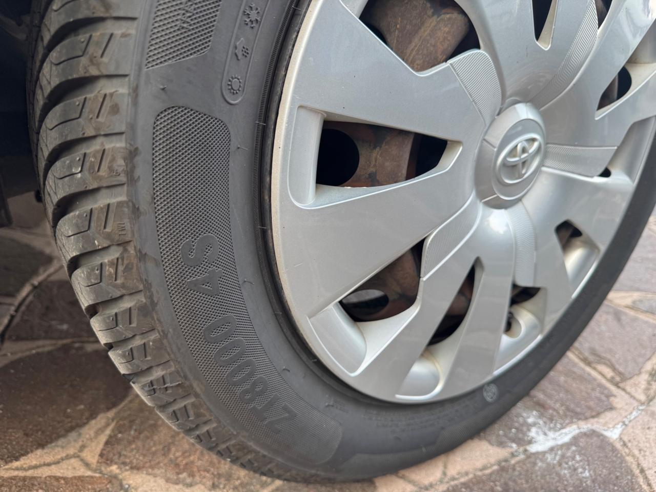 Toyota Yaris 1.0 5 porte Lounge neo patentati