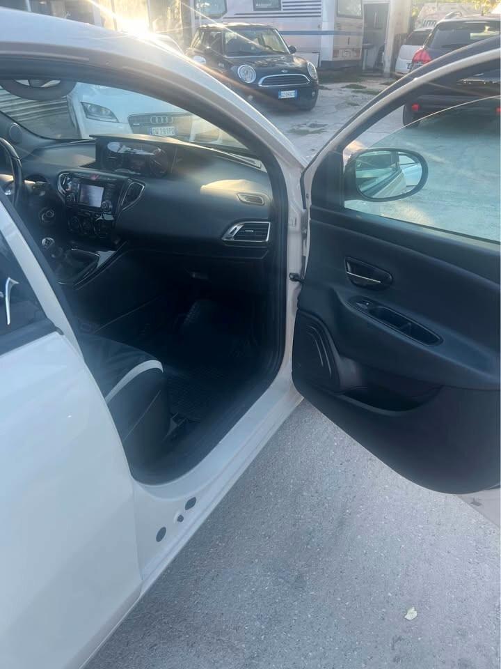 Lancia Ypsilon 1.2 69 CV 5 porte platinum