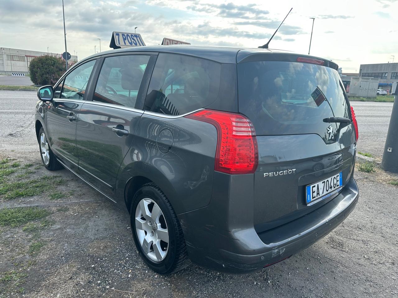Peugeot 5008 1.6 HDi 110CV cambio robotizzato Tecno