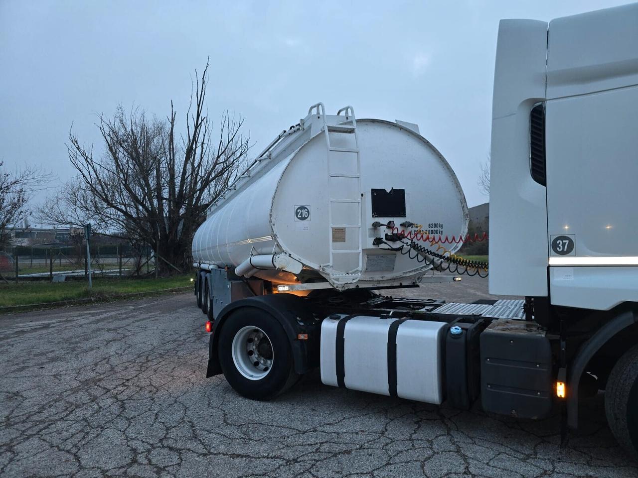 TRATTORE STRADALE RENAULT CON CISTERNA OMT