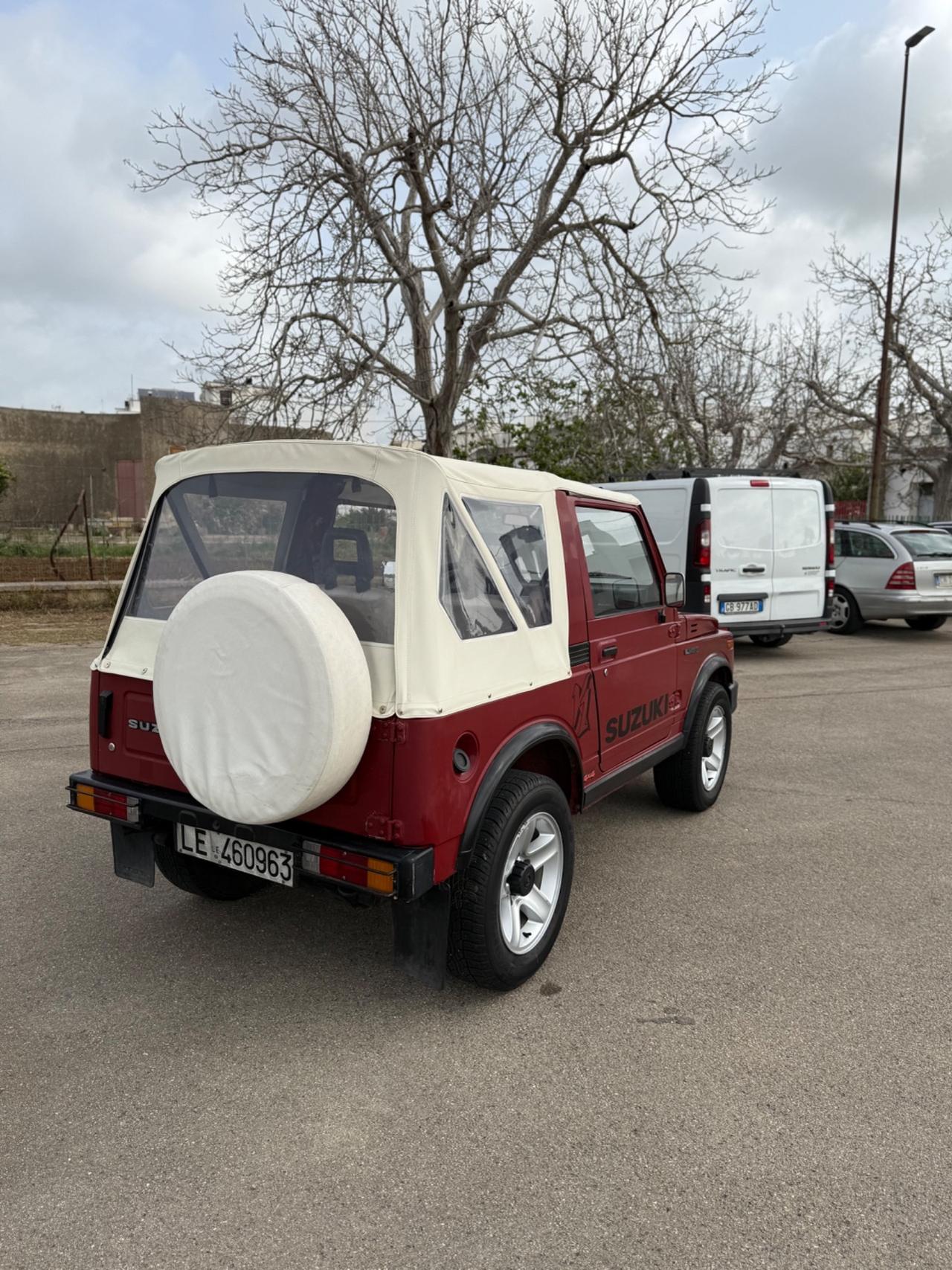 Suzuki SJ 410 Berlina de luxe