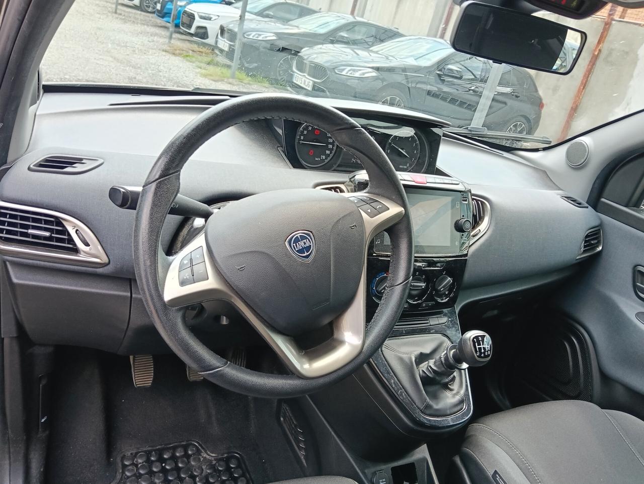 Lancia Ypsilon 1.0 ibrid