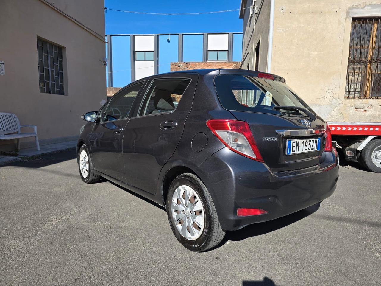 Toyota Yaris 1.0 5 porte Lounge perfetta possibilita 12 mesi garanzia