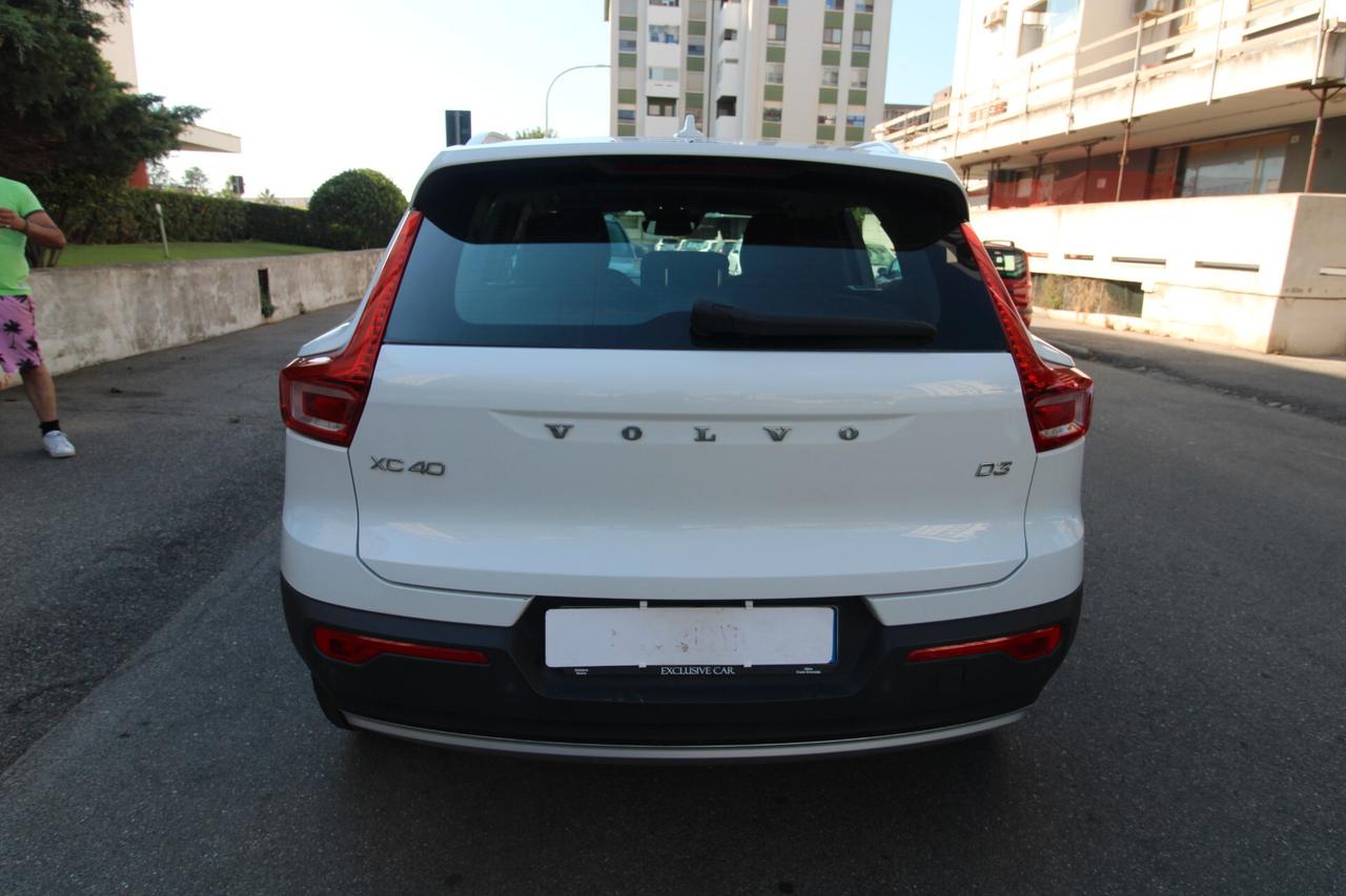 VOLVO XC40 MOMENTUM