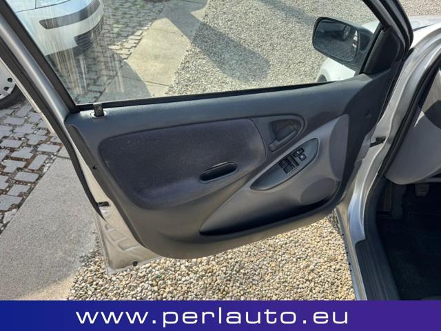 TOYOTA Yaris 1.0i 16V cat 5 porte Sol '03