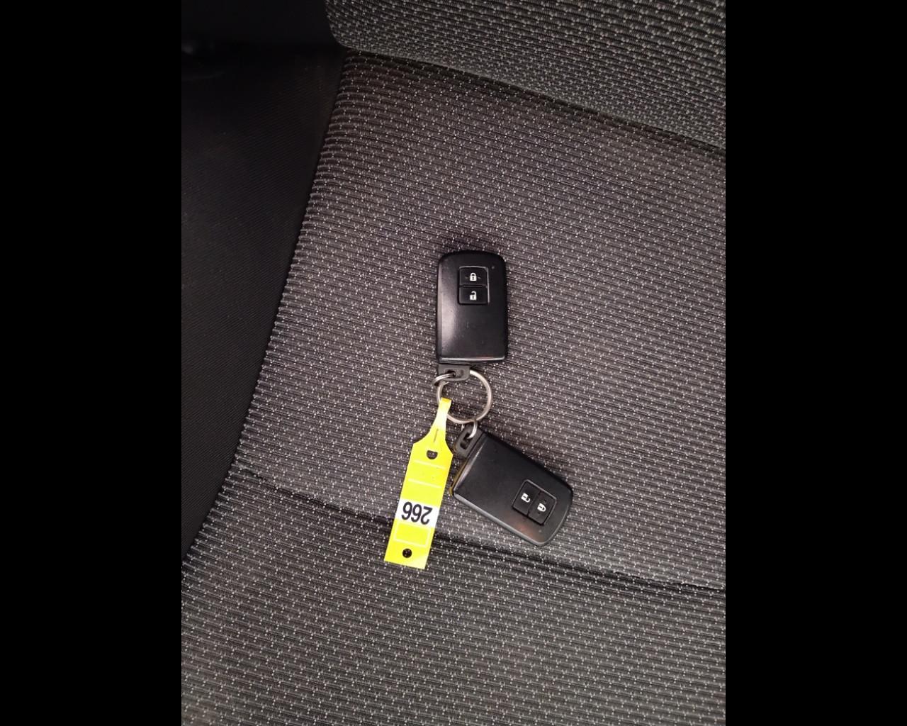 TOYOTA Yaris III 2015 - Yaris 5p 1.5h Active my16