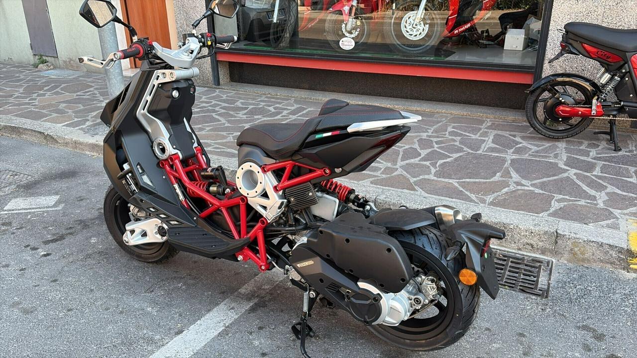 Italjet Dragster 125 KM0 a Euro 4490 - nei colori giallo/antracite o nero/grigio