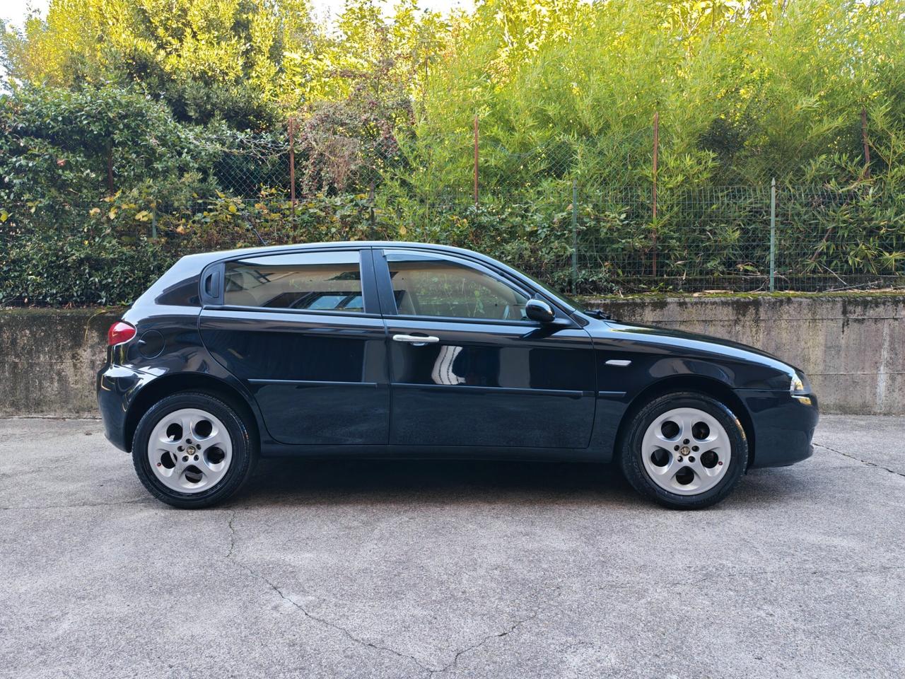 Alfa Romeo 147 1.6 BENZINA 105cv / 30.700km / Unipro