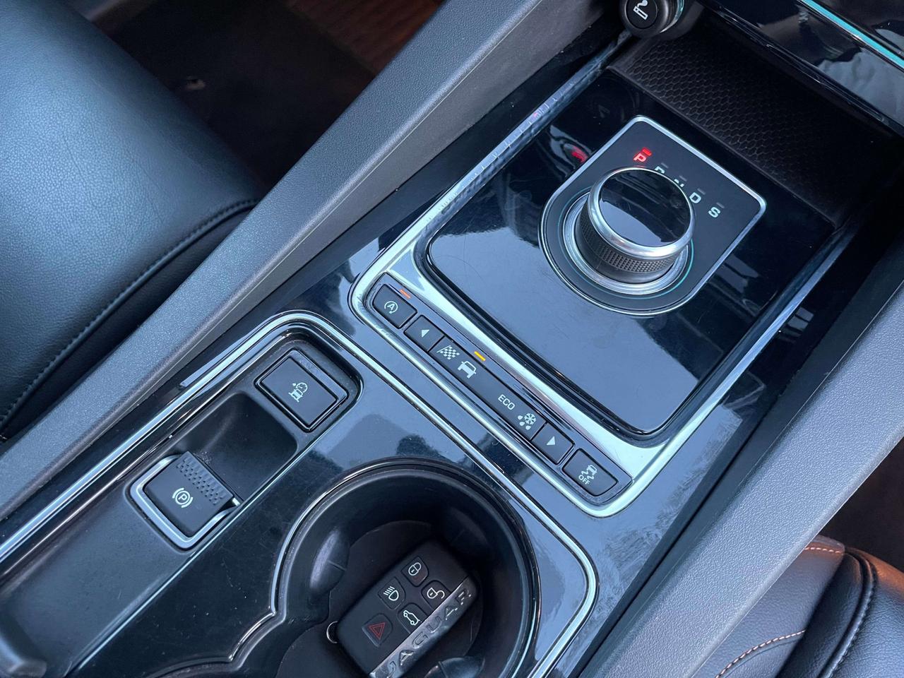 Jaguar F-Pace F-Pace 2.0d Portfolio awd 180cv auto CATENA NUOVA