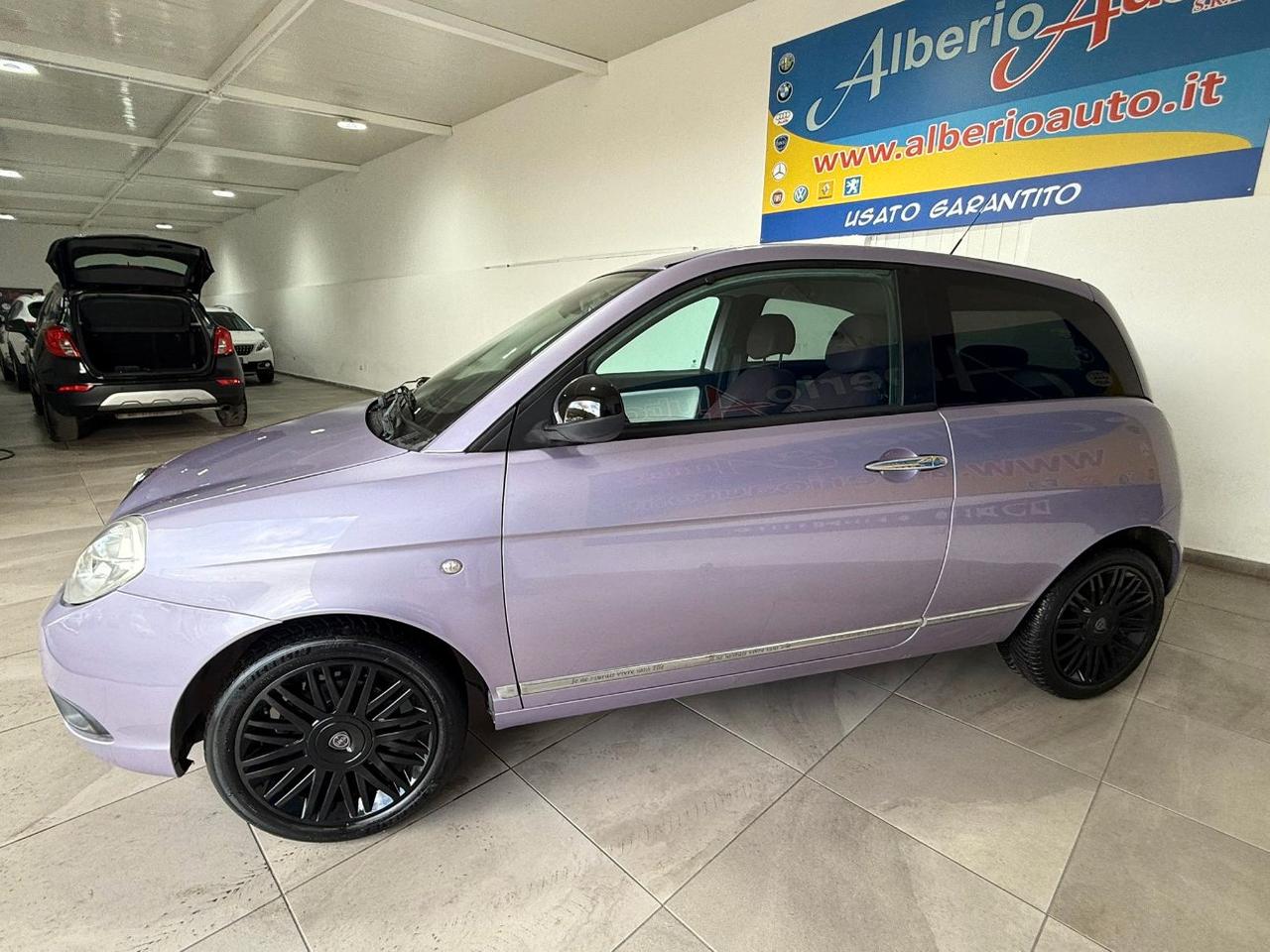 Lancia Ypsilon 1.3 MJT 75 CV Versus