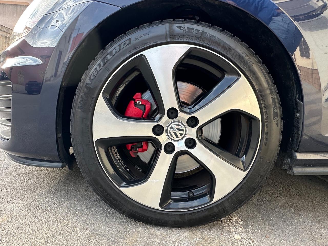 Volkswagen Golf VII GTI 2.0 211CV PANAMERICANA