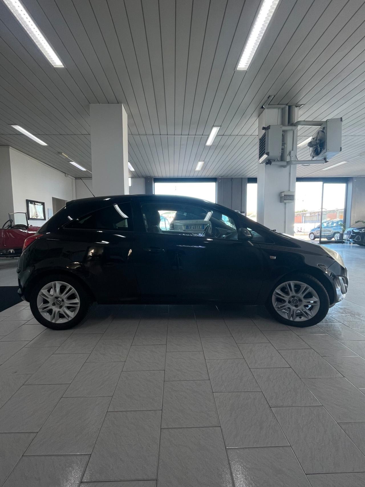 Opel Corsa 1.2 3 porte b-color