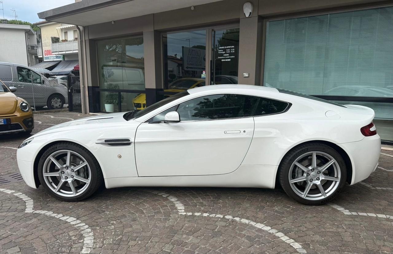 Aston Martin V8 Vantage , prima vernice book, MANUALE