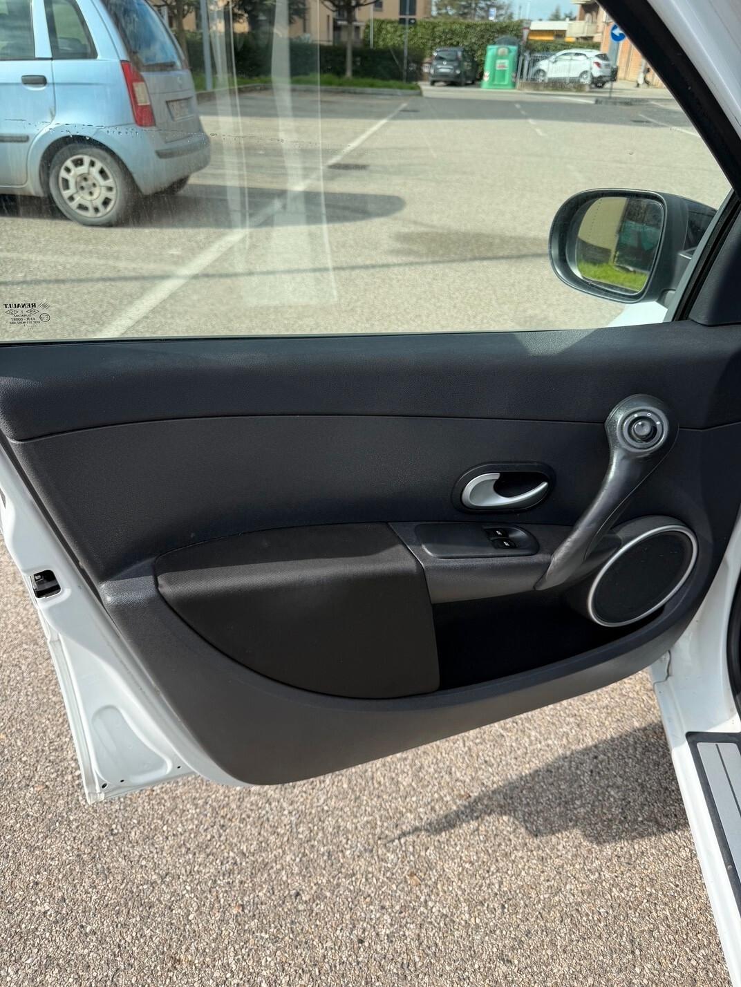 Renault Clio 1.2 - NEOP. - NAV. - 12 MESI DI GARANZIA