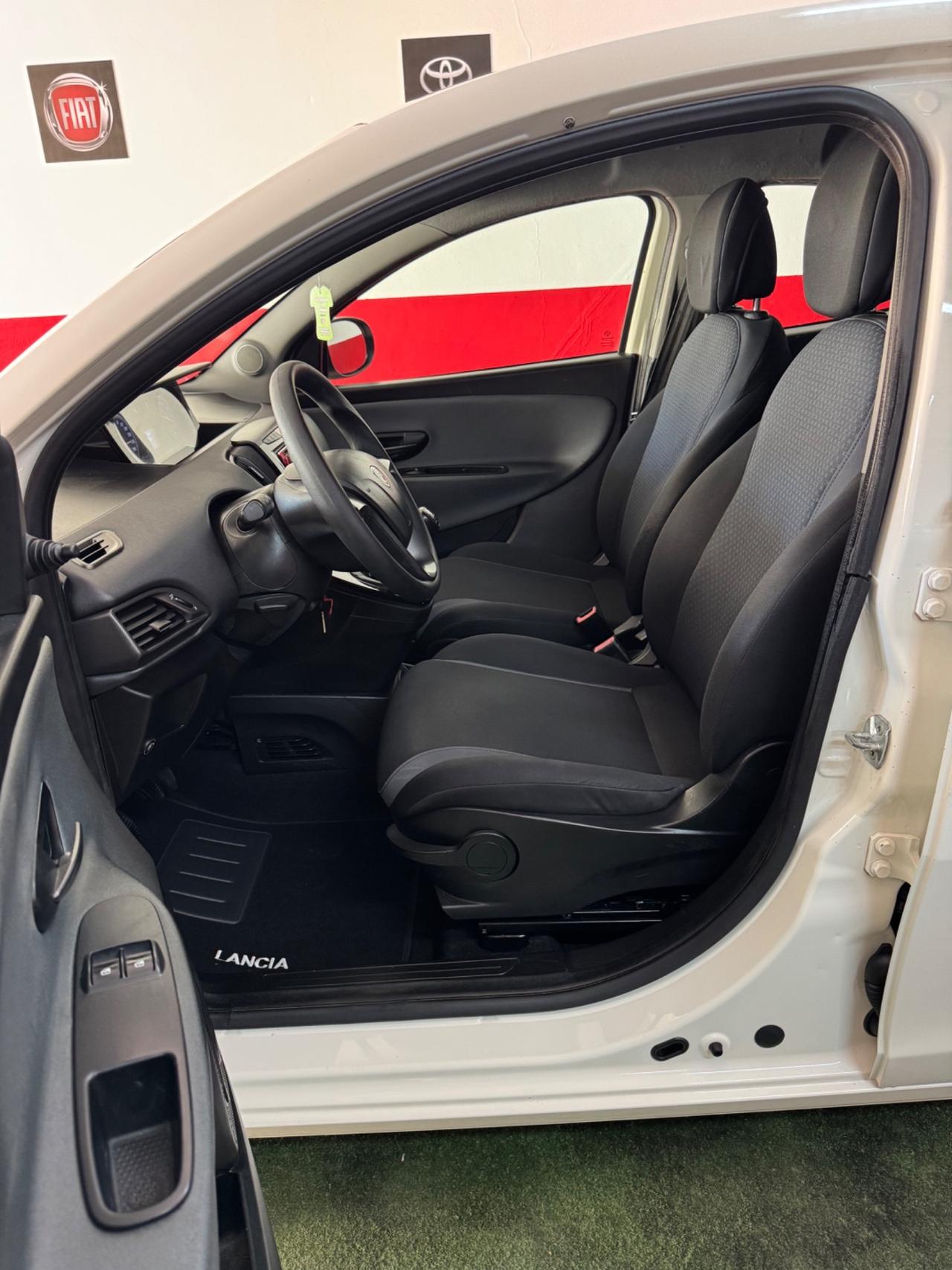 Lancia Ypsilon 1.2 69 CV 5 porte GPL Ecochic Silver