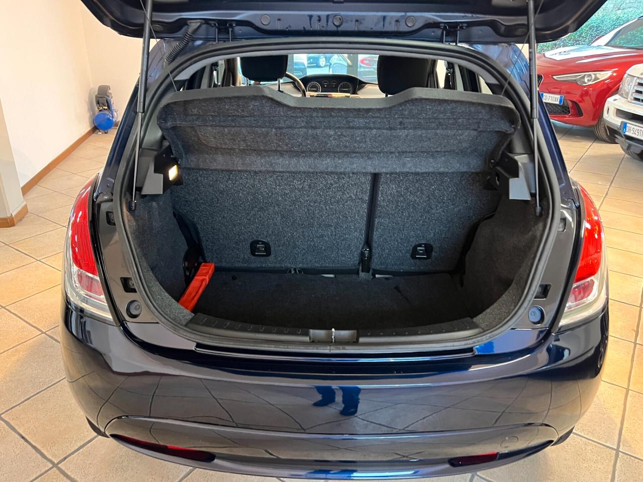 Lancia Ypsilon 1.2 69 CV 5 porte Silver 5 POSTI