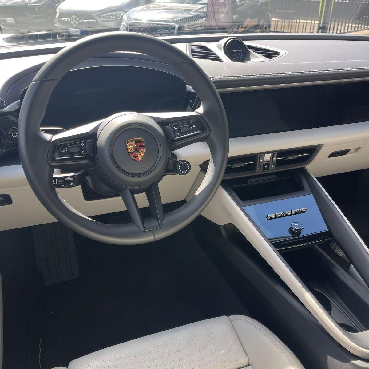 PORSCHE - Macan EV - 4