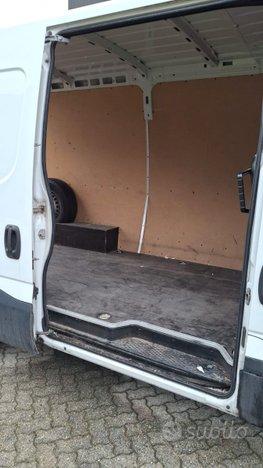 Mezzo commerciale bianco