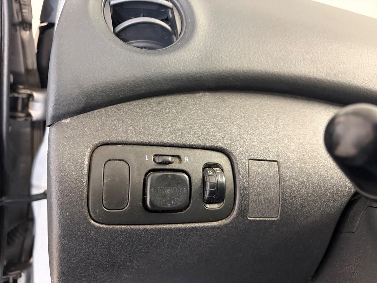 Toyota Yaris 1.3i 16V cat 5 porte Sol