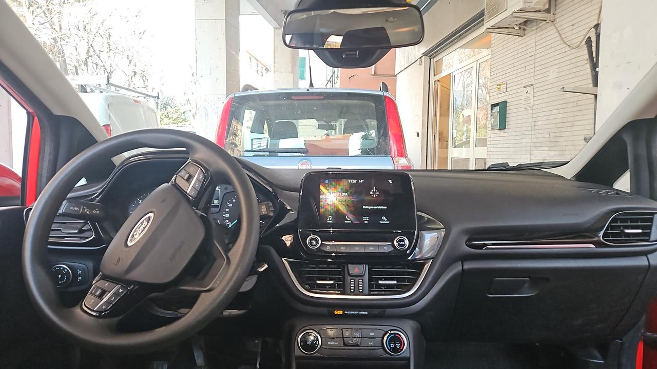 FORD FIESTA 1.5 TDCi VIGNALE – FINE 2018 – NEOPATENTATI – 110.000 KM Proponiamo in vendita Ford Fiesta 7ª serie Vignale, fine 2018, unico proprietario, tenuta in condizioni eccezionali. L’auto è stata curata come un bebè, mantenuta con estrema