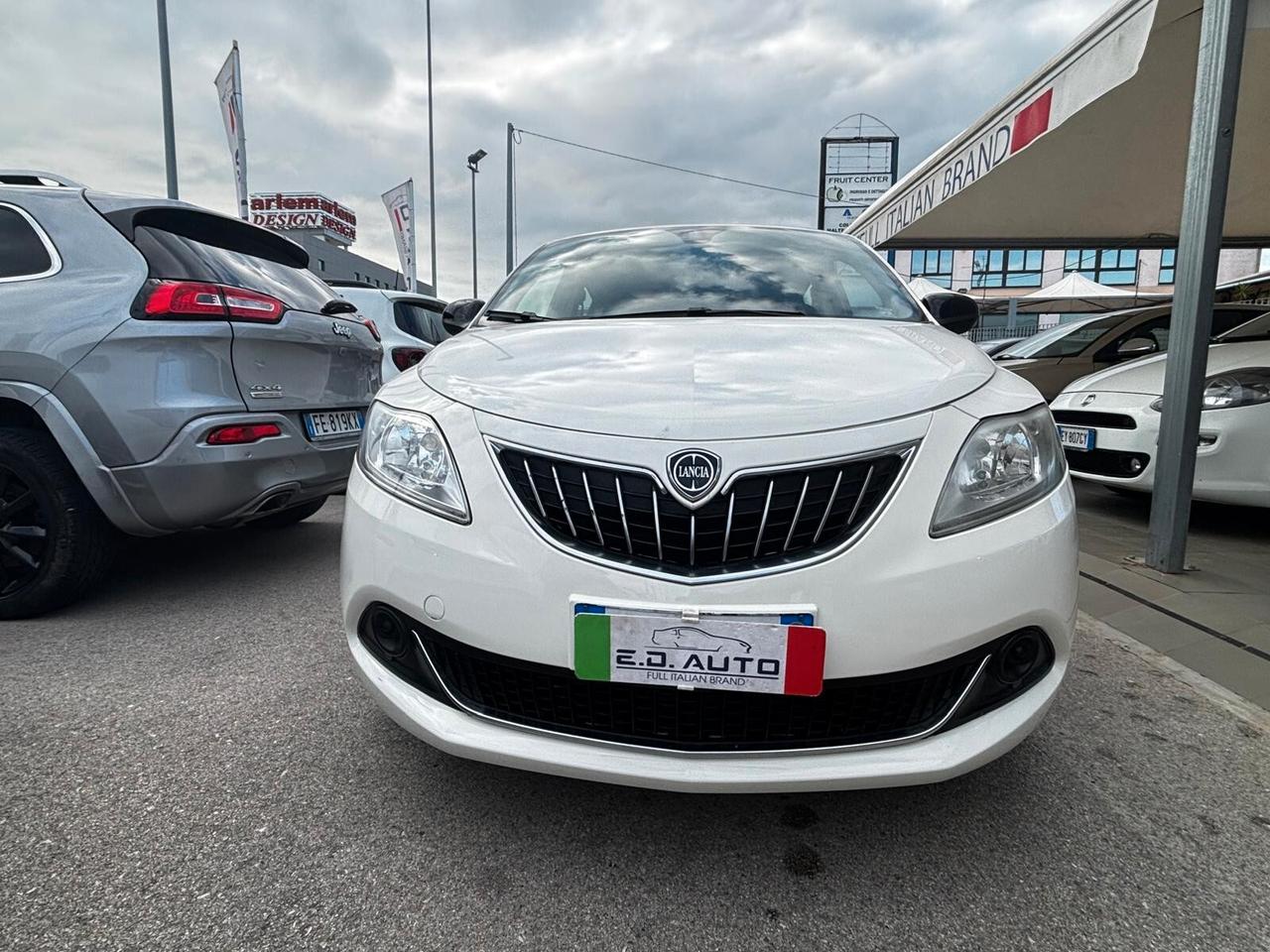 Lancia Ypsilon 1.0 FireFly 5 porte S&S Hybrid Ecochic Silver