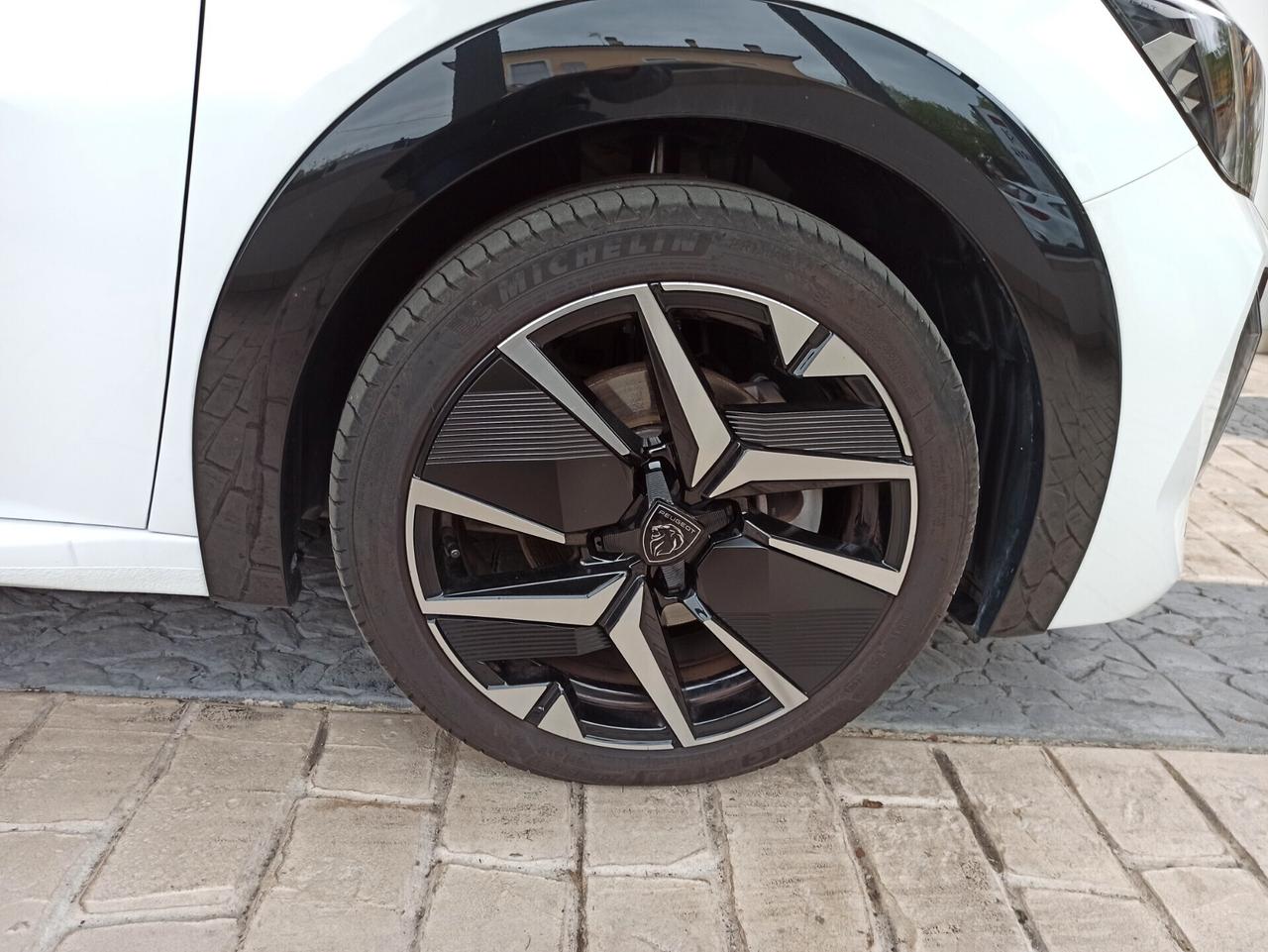 Peugeot 208 PureTech 100 GT