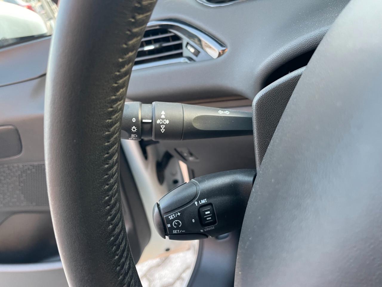 Peugeot 208 PureTech 82 5 porte Allure CINGHIA NUOVA !!!