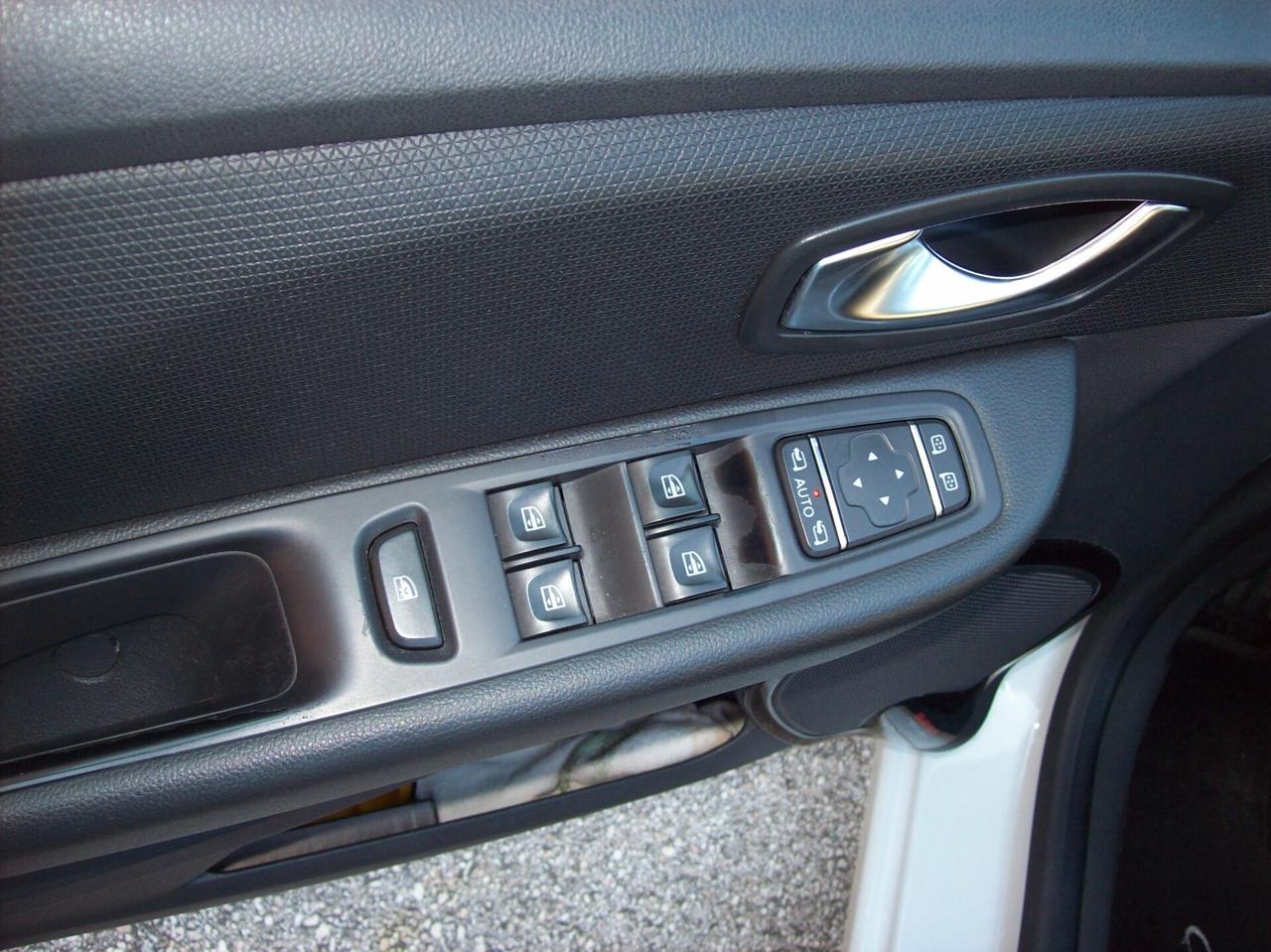 Renault Clio dCi 8V 90 CV EDC 5 porte Moschino Life neopatentati