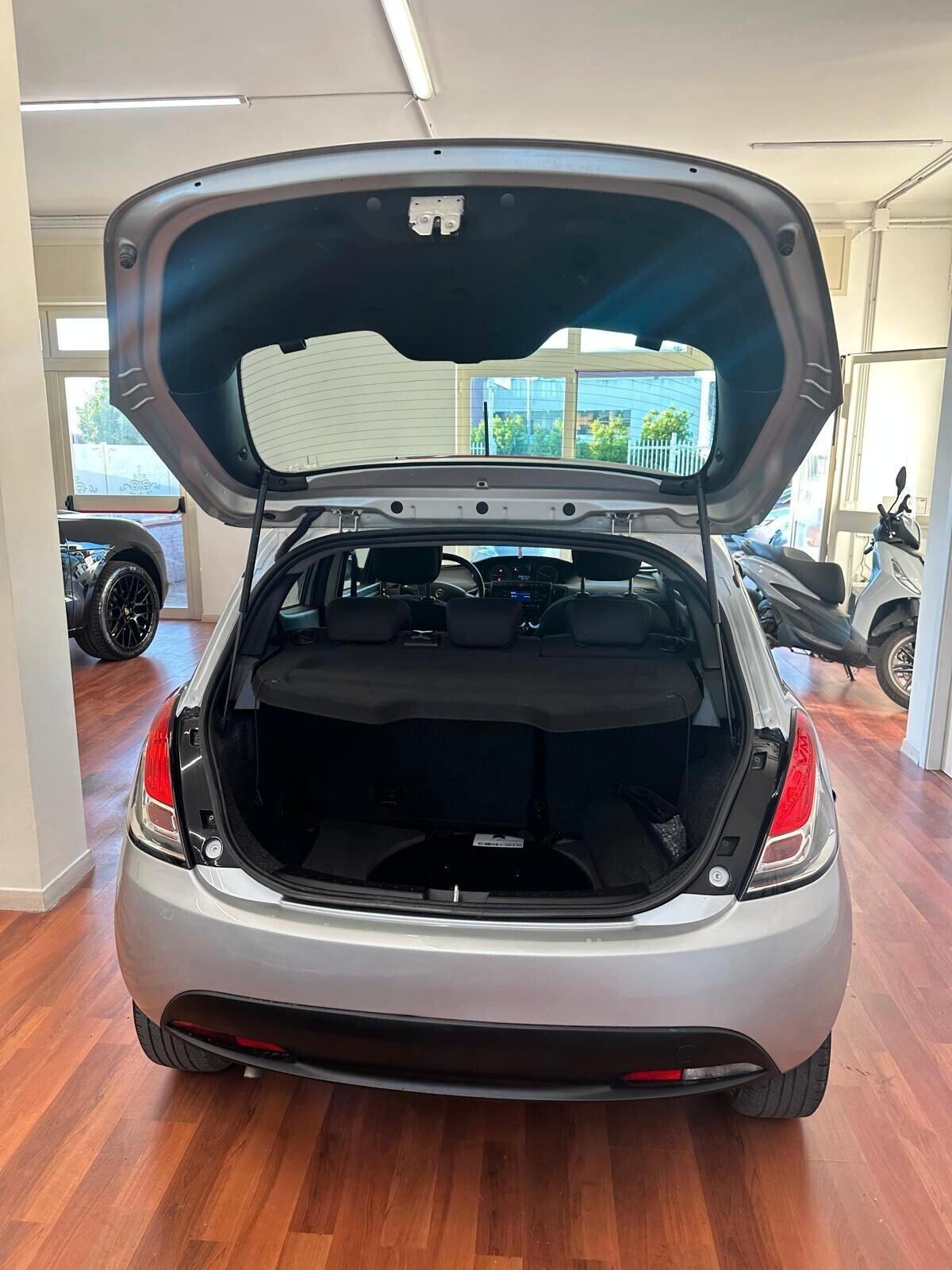 Lancia Ypsilon 1.2 69 CV 5 porte GPL Ecochic Silver