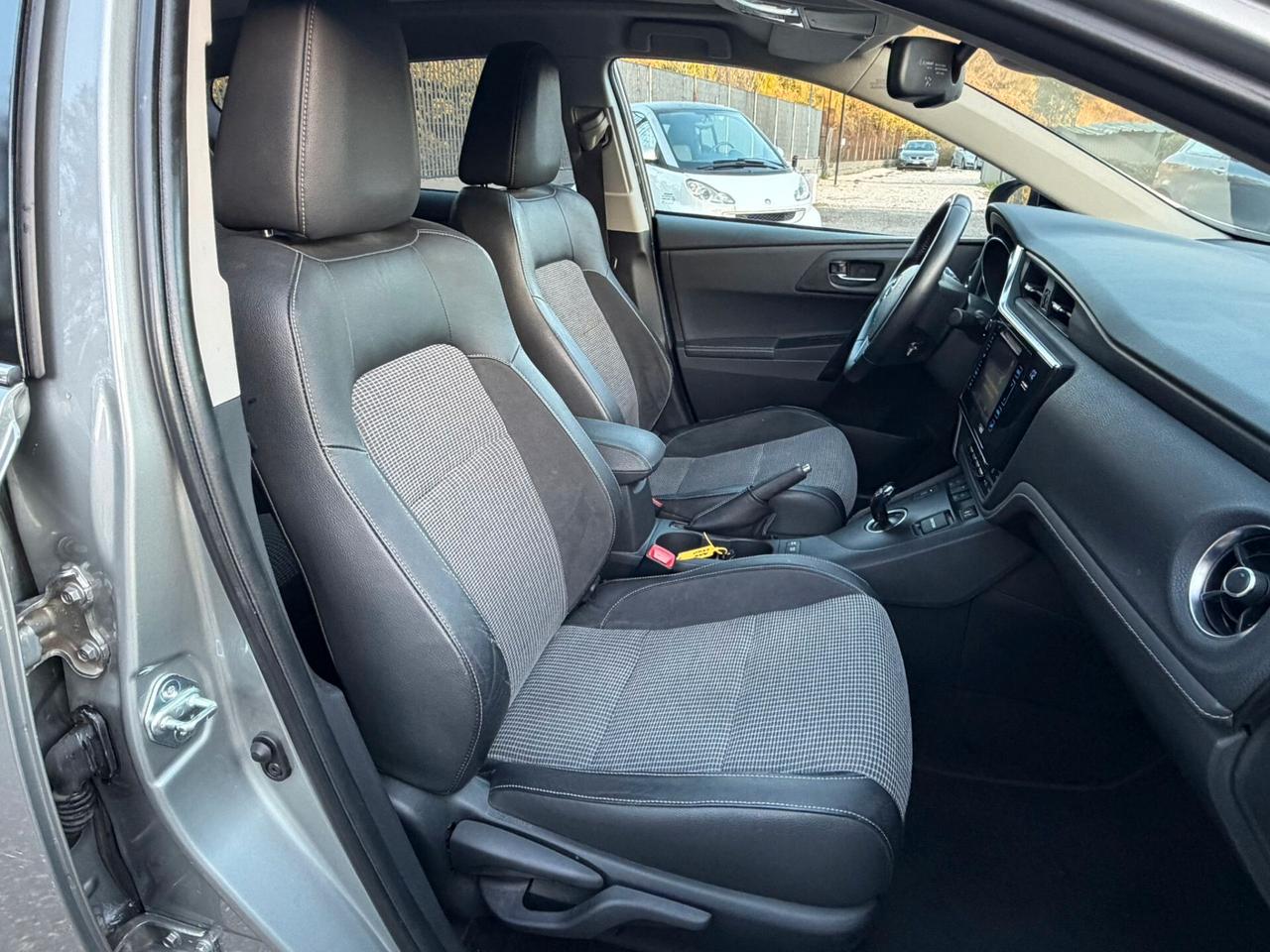 Toyota Auris 1.8 Hybrid Lounge