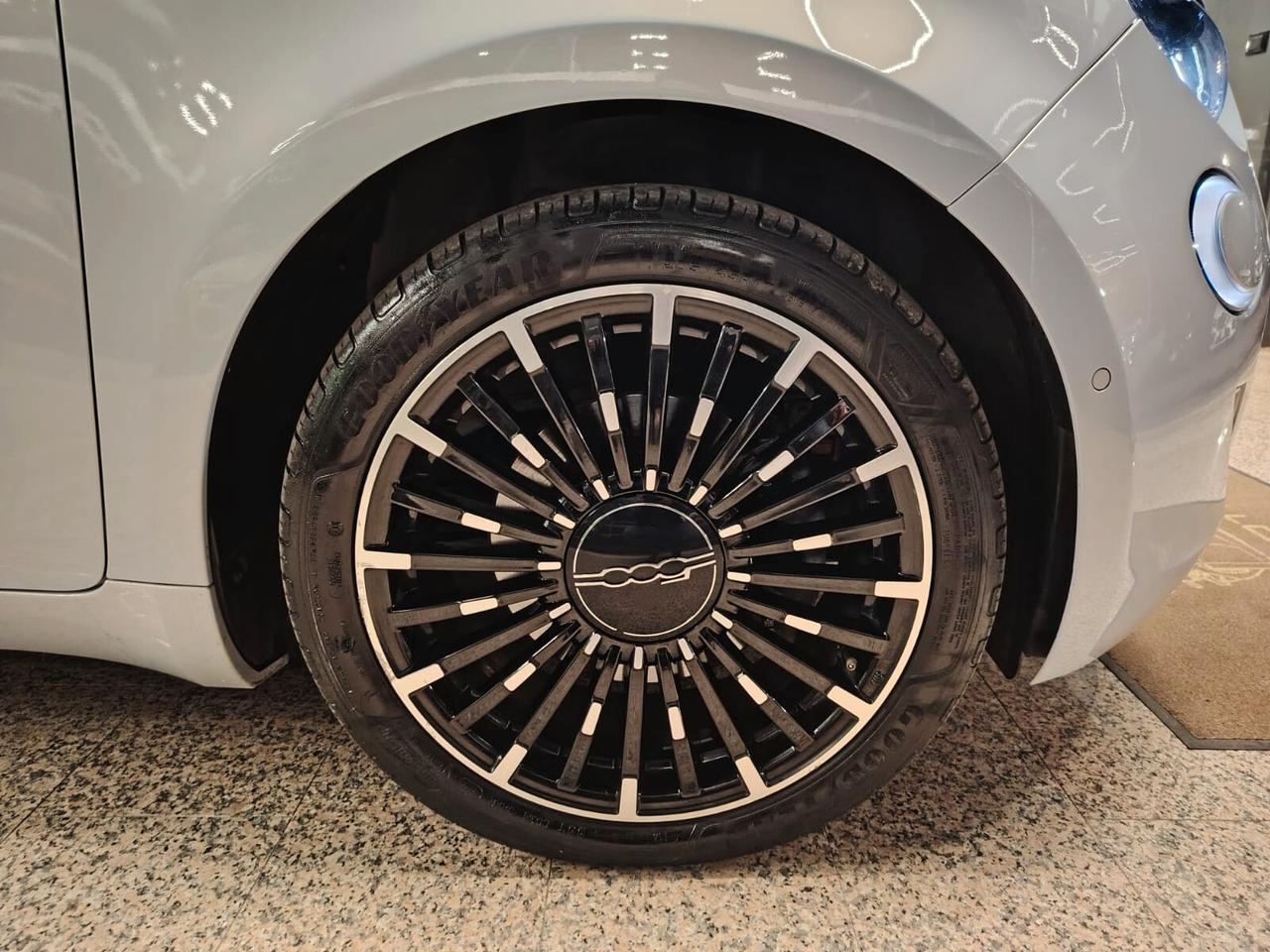 Fiat 500e Cabrio 42 kWh La Prima