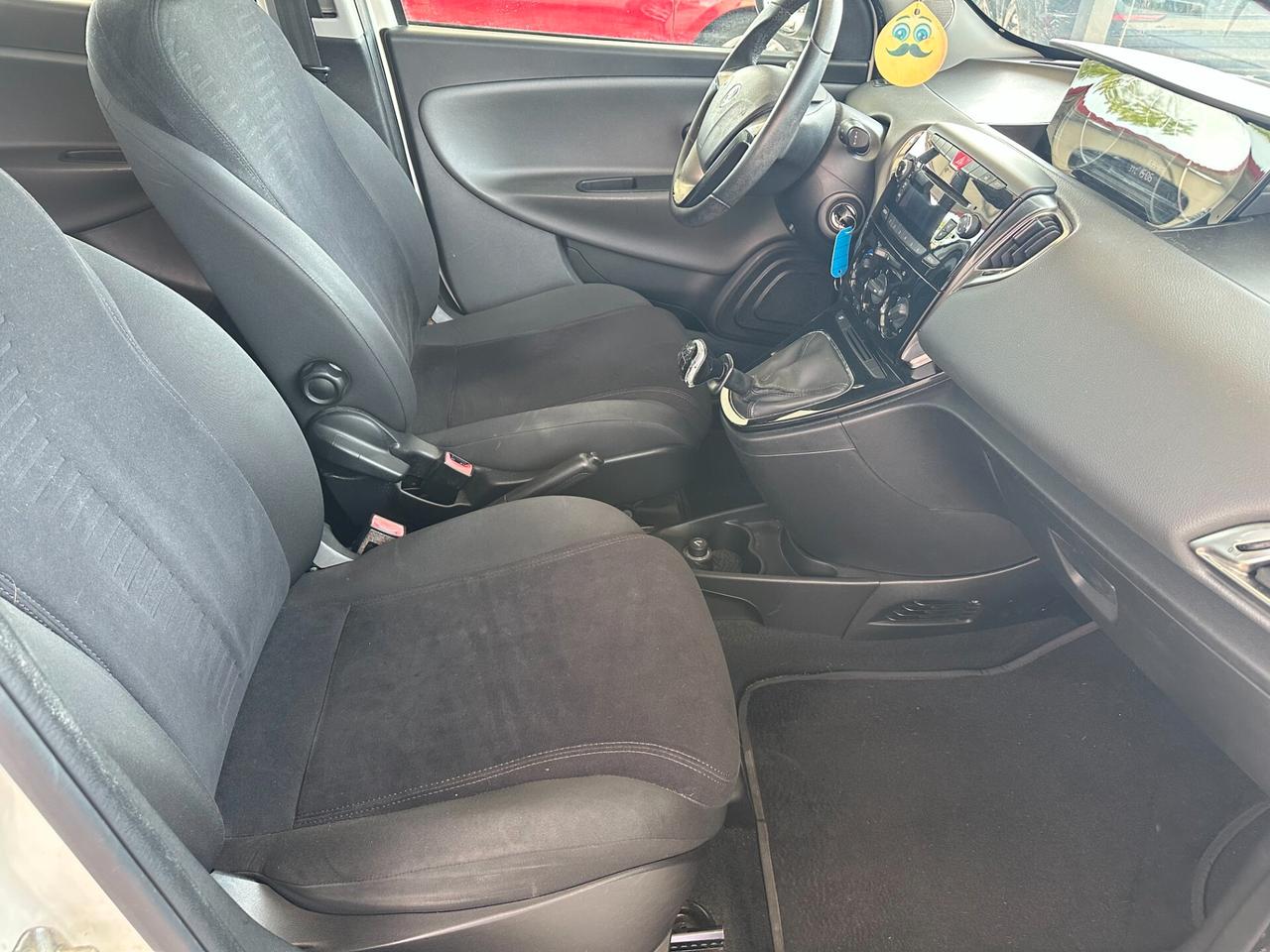Lancia Ypsilon 1.2*8V*GOLD*PDC*MP3*CITY*NEOPATENTATI*