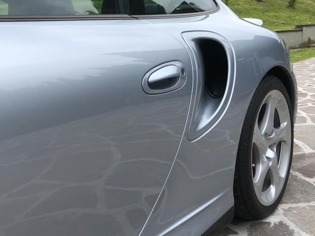 Porsche 911 Turbo cat Coupé, 11950km, Polar Silber-pelle estesa Blu Metropoli